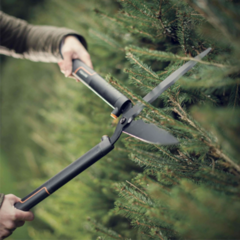Fiskars SingleStep Hedge Shears Wavy Blade (HS22) | www.theglovestore.co.uk