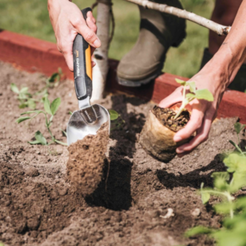 Fiskars Xact Hand Trowel | www.theglovestore.co.uk | 1027043